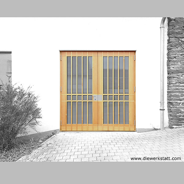 zweiflügelige Holzhaustür im mid century style aus massiver Lärche KFW Förderung Energieeinsparverordnung, die schönsten Haustüren mit Einbau in Luxemburg Trier Köln Bonn Mainz Wiesbaden Heidelberg