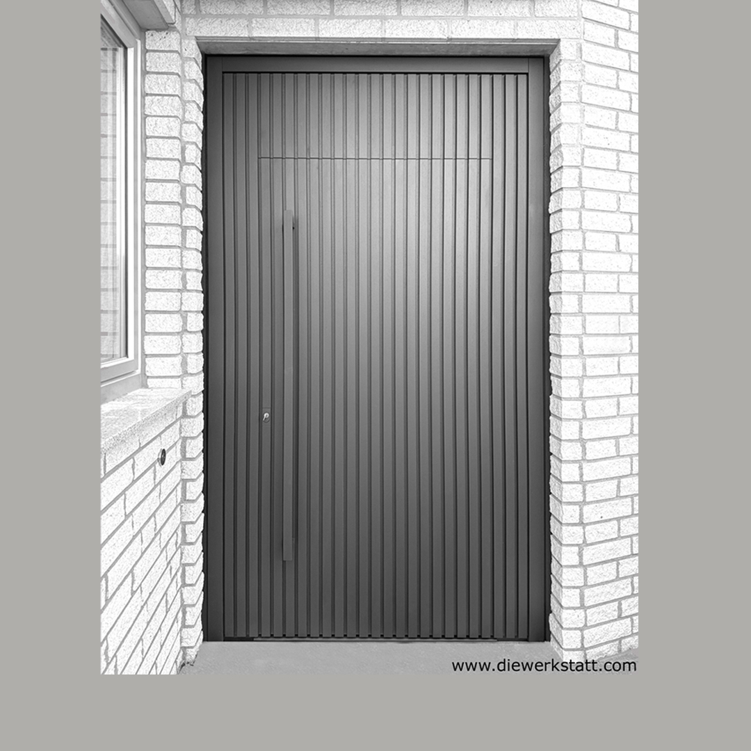 schöne Lamellen Haustür vertikal ausgerichtetmatt schwarz, Haustüren in Luxembourg Trier Düsseldorf Köln Bonn Mainz Frankfurt Wiesbaden Heidelberg