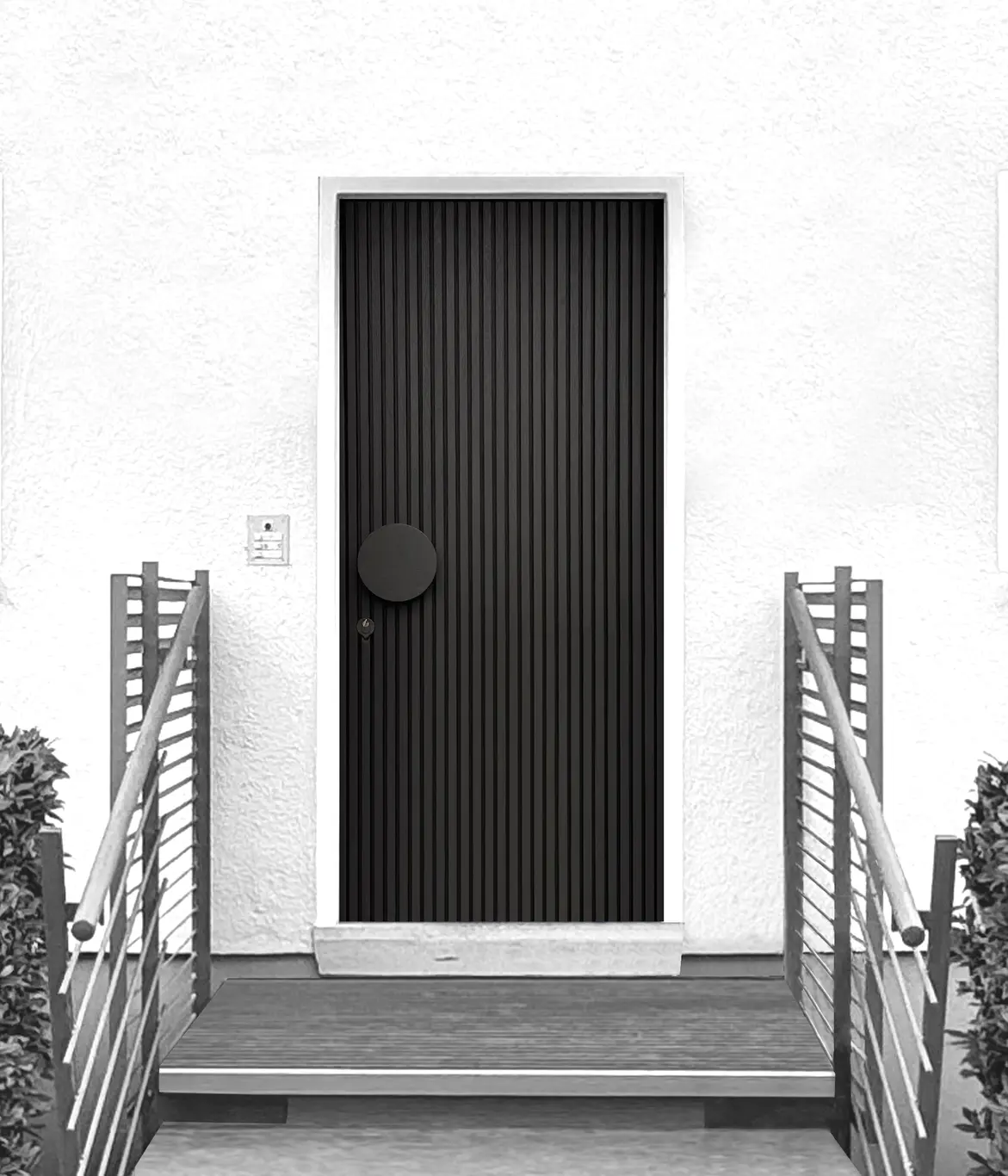 Haustür BLACK LINES..... BLACK LINES...moderne Lamellenhaustür aus schwarz lasiertem Eichenholz mit runder Holzgriffscheibe.