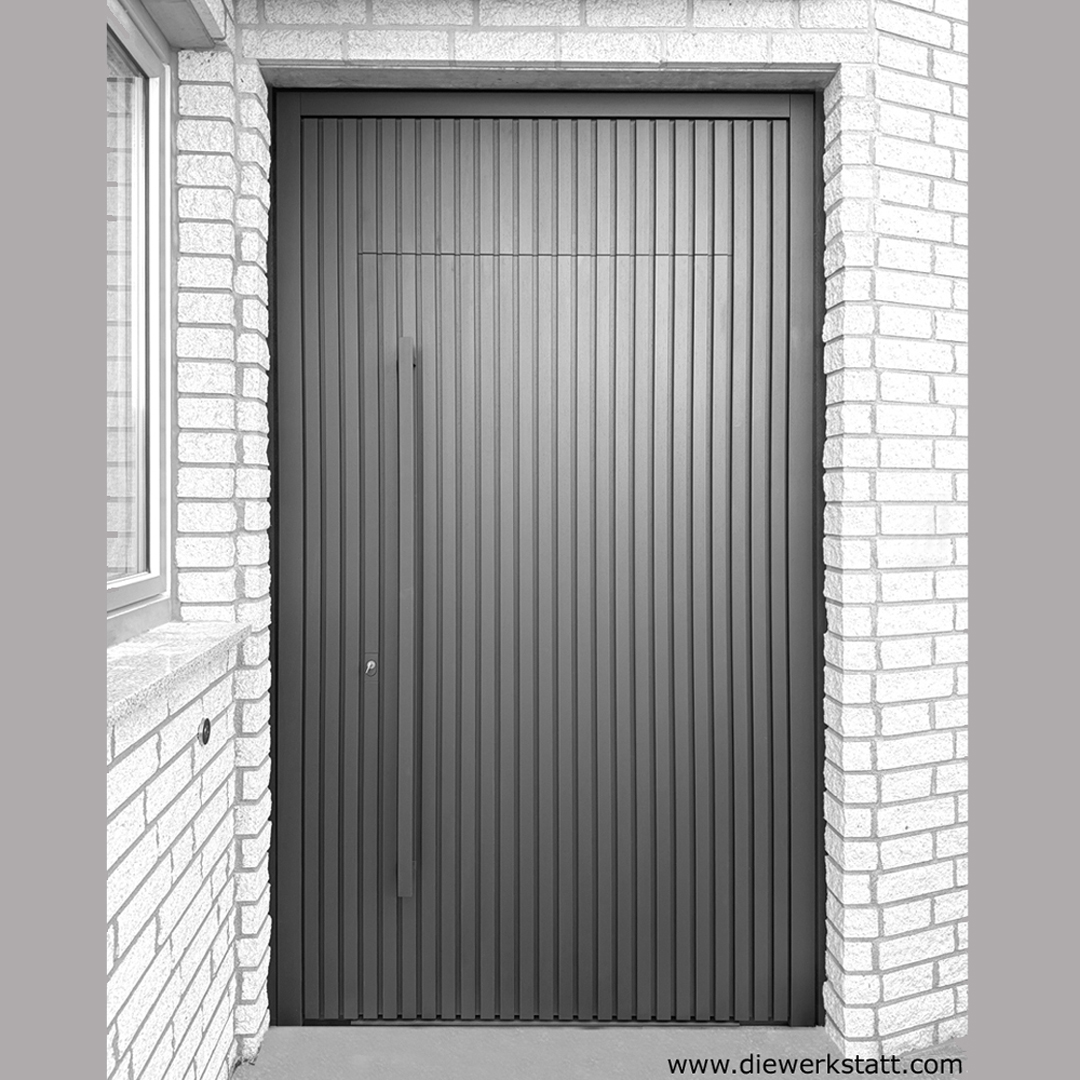 Haustür BLENDWERK - elegante, matt schwarz lackierte Lamellenhaustür mit farbig abgestimmter Griffstange und fortlaufender Nischenverkleidung. Entwurf, Ausführung, Einbau : die werkstatt haustürbau